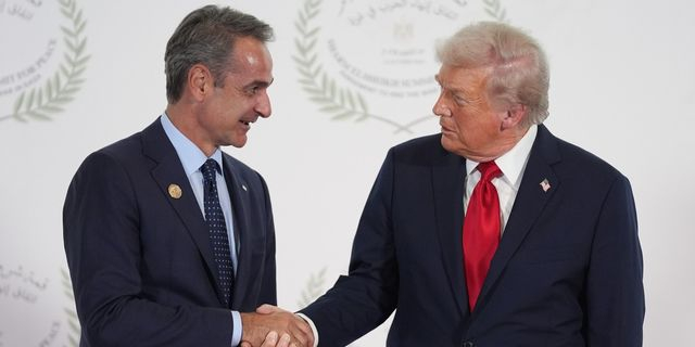 Η χειραψία Μητσοτάκη – Τραμπ πριν από τη Σύνοδο για τη Γάζα