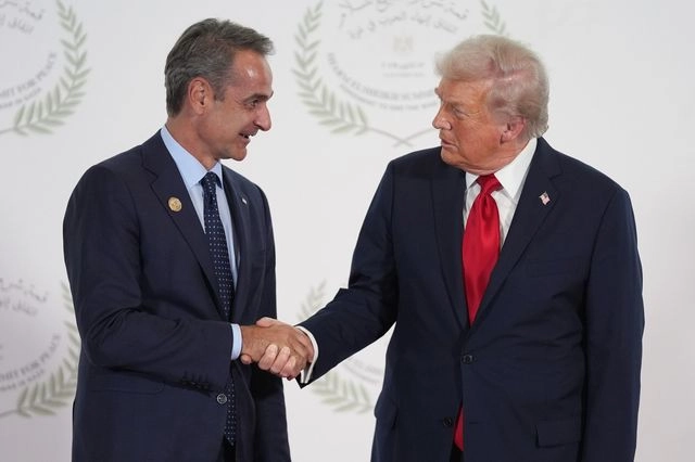 Η χειραψία Μητσοτάκη – Τραμπ πριν από τη Σύνοδο για τη Γάζα