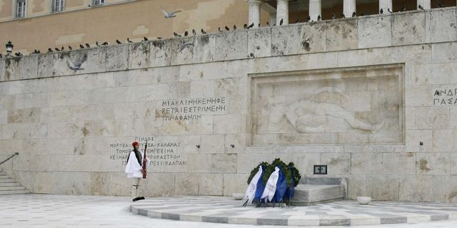 Επιμένει η κυβέρνηση μέσω Χατζηδάκη: Λέμε “όχι” σε διαμαρτυρίες στον Άγνωστο Στρατιώτη