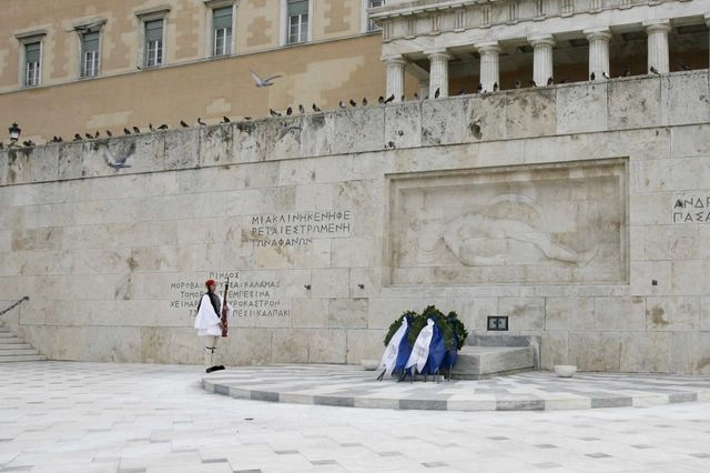 Επιμένει η κυβέρνηση μέσω Χατζηδάκη: Λέμε “όχι” σε διαμαρτυρίες στον Άγνωστο Στρατιώτη