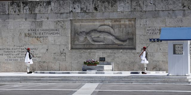 Τα μαζεύει η κυβέρνηση για τον Άγνωστο Στρατιώτη – Το “μπλέξιμο” με το Άμυνας