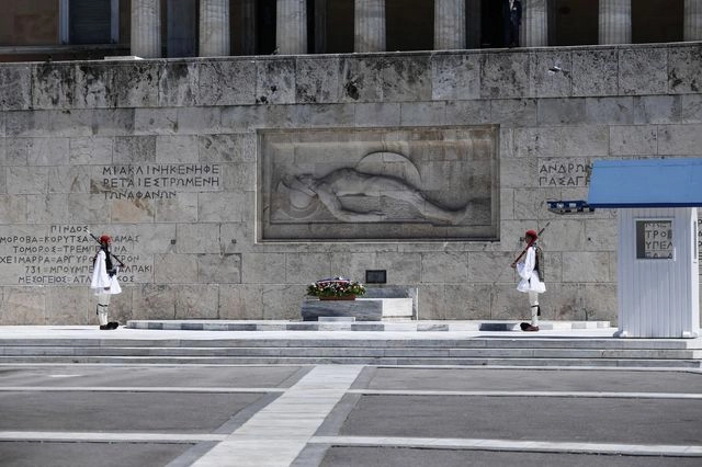 Τα μαζεύει η κυβέρνηση για τον Άγνωστο Στρατιώτη – Το “μπλέξιμο” με το Άμυνας