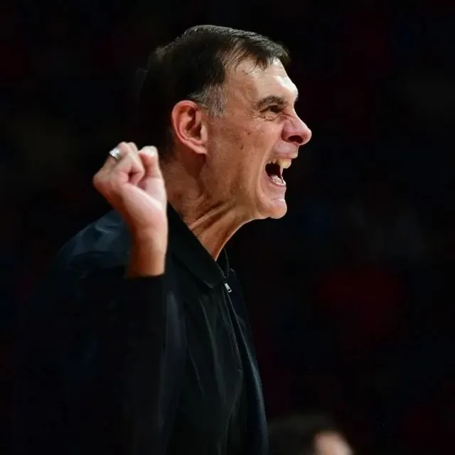 Ιστορική πρωτιά για τον Γιώργο Μπαρταζώκα στον πάγκο του Ολυμπιακού