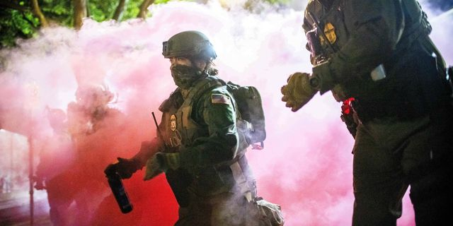 Πώς η επιθυμία του Τραμπ για ανάπτυξη Εθνοφρουρών απειλεί τη δημοκρατία στις ΗΠΑ