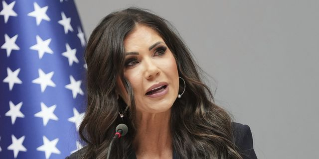 ΗΠΑ: “Εμπόλεμη ζώνη” χαρακτηρίζει το Σικάγο η υπουργός Εσωτερικής Ασφάλειας