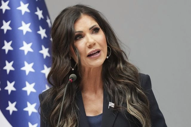 ΗΠΑ: “Εμπόλεμη ζώνη” χαρακτηρίζει το Σικάγο η υπουργός Εσωτερικής Ασφάλειας