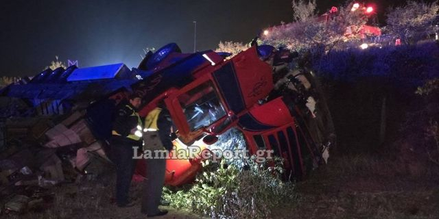 Λαμία: Εκτροπή νταλίκας – Τραυματίστηκε ο οδηγός
