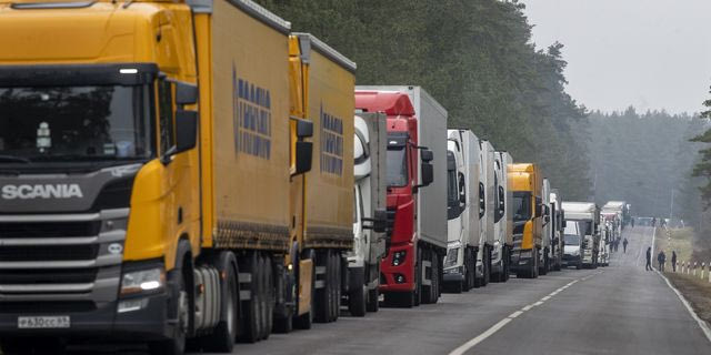 Περίπου 2.000 νταλίκες παραμένουν μπλοκαρισμένες στη Λευκορωσία αφού η Λιθουανία έκλεισε τα σύνορά της