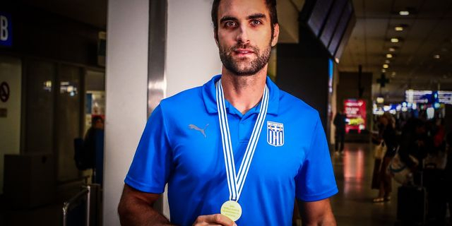 Ντούσκος: Επέστρεψε ο θριαμβευτής της Σανγκάης με το χρυσό που κατέκτησε στο Παγκόσμιο Πρωτάθλημα κωπηλασίας