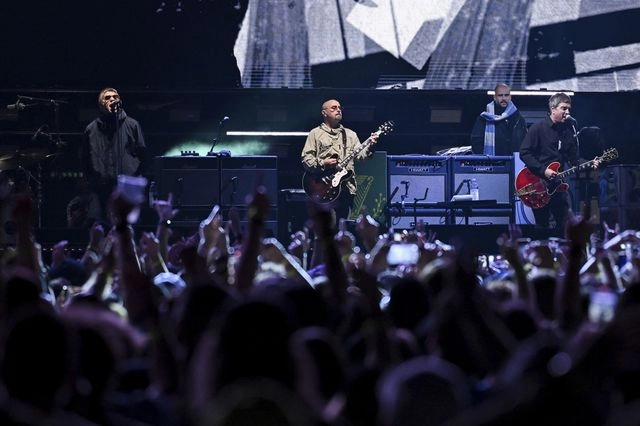 Oasis: Ο κιθαρίστας Paul Arthurs αποχωρεί προσωρινά από την περιοδεία επανένωσης
