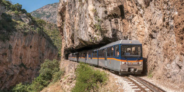 Ακινητοποιήθηκε ο Οδoντωτός κοντά στο Διακοφτό – Απεγκλωβίζονται από την ΕΜΑΚ οι επιβάτες