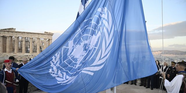 Γιατί κυματίζει η σημαία του ΟΗΕ στον βράχο της Ακρόπολης