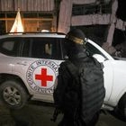 Ο Ερυθρός Σταυρός παραλαμβάνει ομήρους για να τους παραδώσει στο Ισραήλ