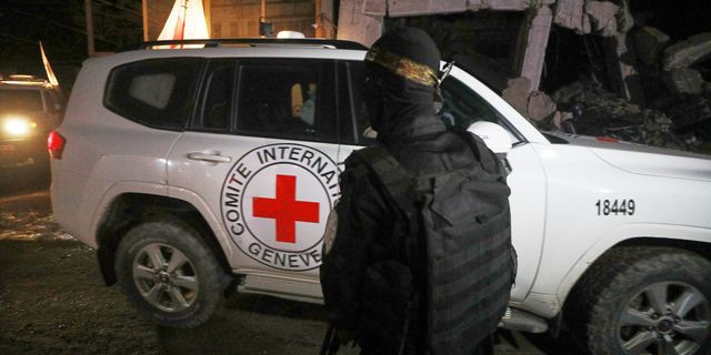 Ο Ερυθρός Σταυρός παραλαμβάνει ομήρους για να τους παραδώσει στο Ισραήλ