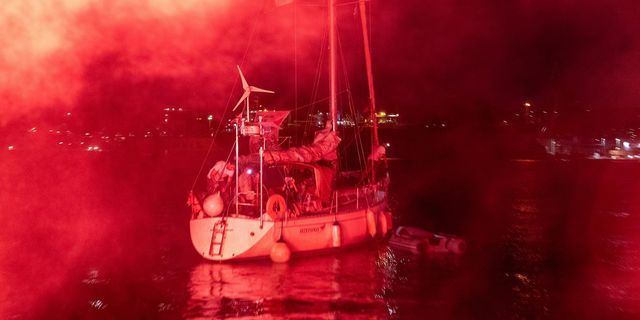 Καρέ από τον απόπλου του ελληνικού πλοίου "Οξυγόνο"