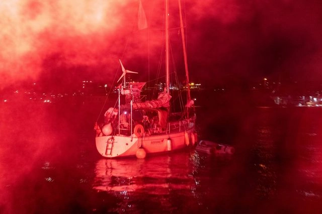 Καρέ από τον απόπλου του ελληνικού πλοίου "Οξυγόνο"