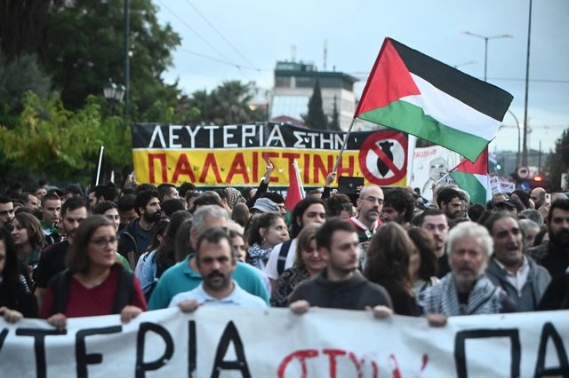 “Κάτω τα χέρια από το Global Sumud Flotilla” – Πλήθος κόσμου στη συγκέντρωση στην Αθήνα