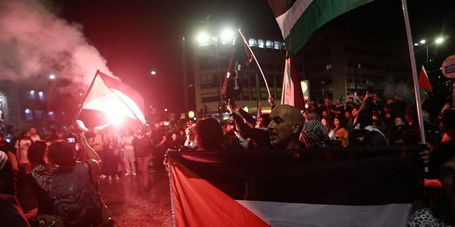 “Κάτω τα χέρια από το Global Sumud Flotilla” – Πλήθος κόσμου στη συγκέντρωση στην Αθήνα