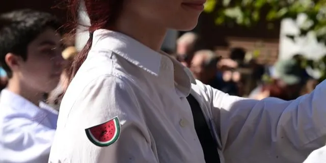 Μαθήτρια στην παρέλαση έστειλε μήνυμα αλληλεγγύης στην Παλαιστίνη με ένα καρπούζι στο μανίκι