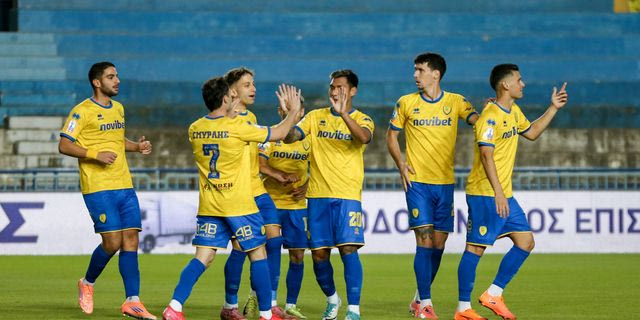 Η ομάδα του Παναιτωλικού στο ματς με την Ελλάς Σύρου