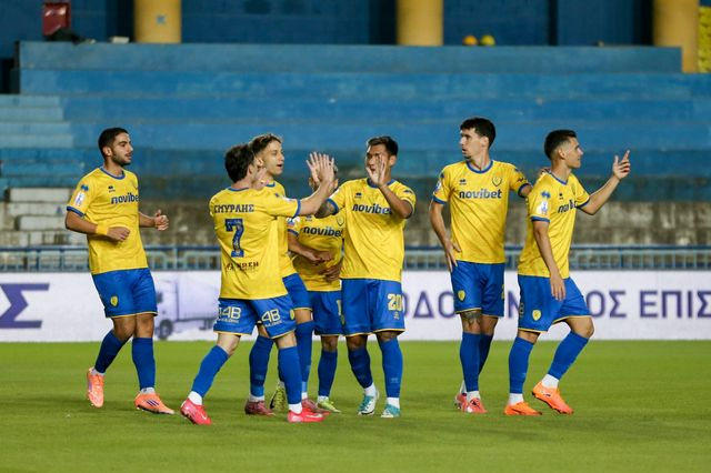 Η ομάδα του Παναιτωλικού στο ματς με την Ελλάς Σύρου