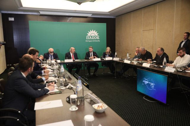 Συνάντηση του Προέδρου του ΠΑΣΟΚ-Κινήματος Αλλαγής, Νίκου Ανδρουλάκη με εκπροσώπους ενώσεων καταναλωτών