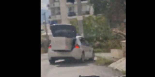 Στιγμιότυπο από το βίντεο που δείχνει περιπολικό να μεταφέρει ψυγείο