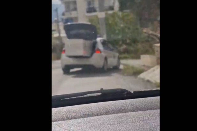 Στιγμιότυπο από το βίντεο που δείχνει περιπολικό να μεταφέρει ψυγείο