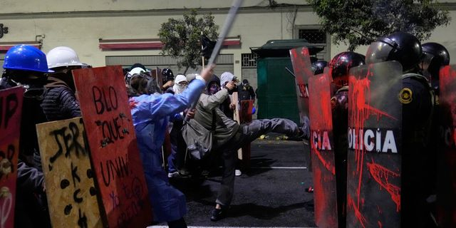 Περού: Αστυνομικός με πολιτικά πυροβόλησε και σκότωσε διαδηλωτή