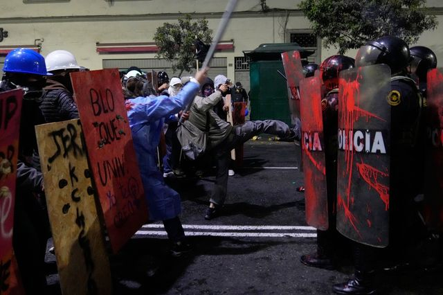 Περού: Αστυνομικός με πολιτικά πυροβόλησε και σκότωσε διαδηλωτή
