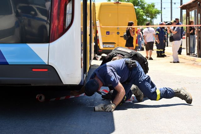 Κορωπί: Ταυτοποιήθηκαν νεαροί ανάμεσά τους και ανήλικοι που πέταξαν πέτρες σε λεωφορείο