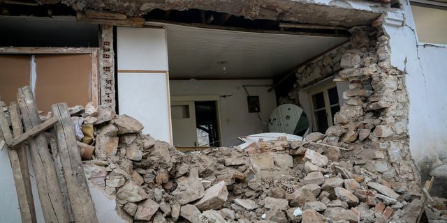 Πύργος: Τμήμα κτηρίου κατέρρευσε στο κέντρο της πόλης – Ζημιές σε τρία οχήματα