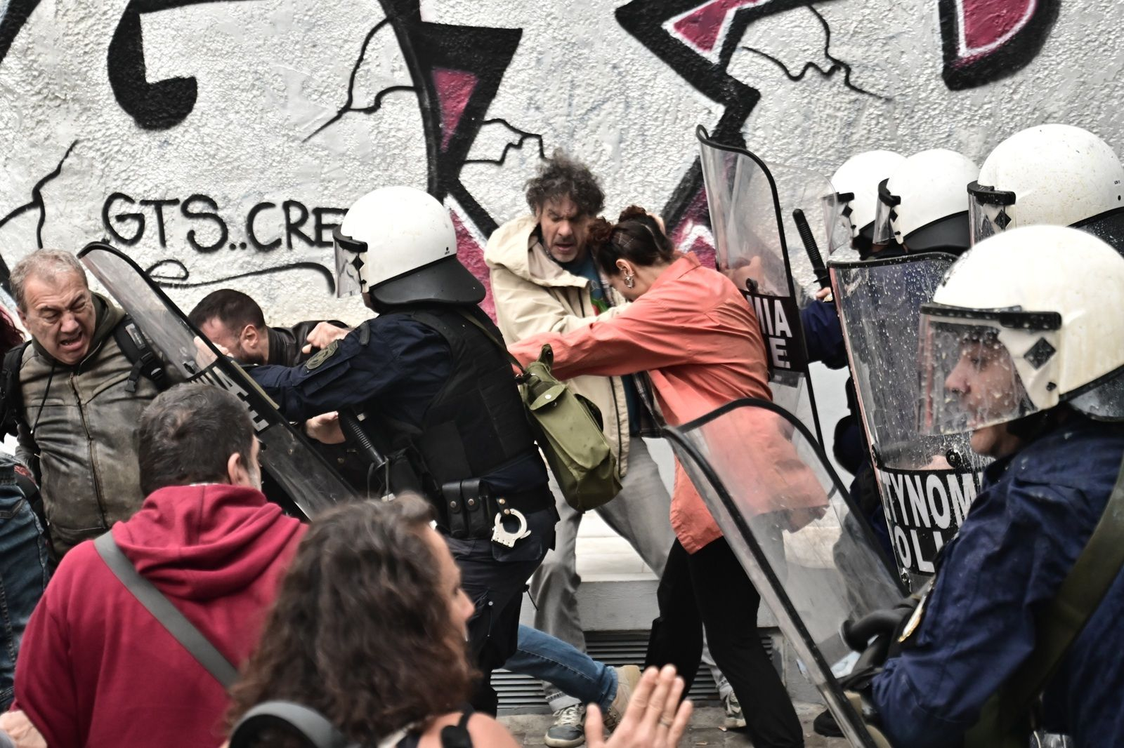 Συγκέντρωση διαμαρτυρίας εκπαιδευτικών και γονέων στην Διεύθυνση Πρωτοβάθμιας Εκπαίδευσης Αττικής