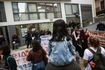 Συγκέντρωση διαμαρτυρίας εκπαιδευτικών και γονέων στην Διεύθυνση Πρωτοβάθμιας Εκπαίδευσης Αττικής