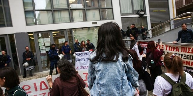 Συγκέντρωση διαμαρτυρίας εκπαιδευτικών και γονέων στην Διεύθυνση Πρωτοβάθμιας Εκπαίδευσης Αττικής