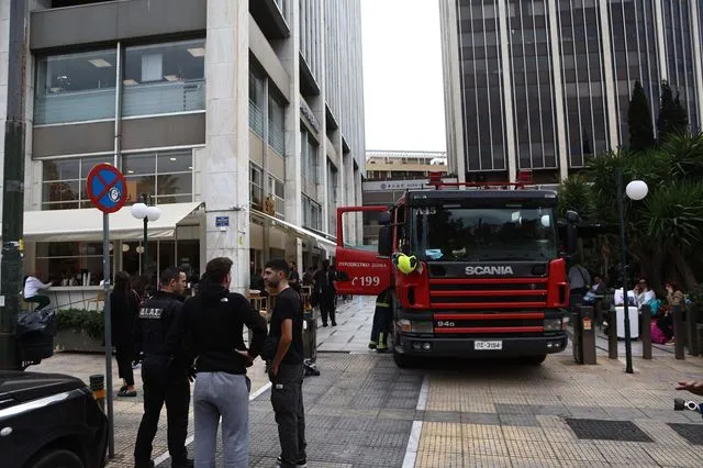Καπνοί στον Πύργο Αθηνών – Στο σημείο Πυροσβεστικές δυνάμεις