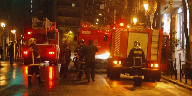 Φωτιά σε πολυκατοικία στην Πλατεία Αμερικής: Δύο άτομα στο νοσοκομείο