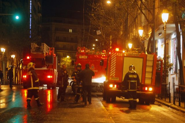 Φωτιά σε πολυκατοικία στην Πλατεία Αμερικής: Δύο άτομα στο νοσοκομείο