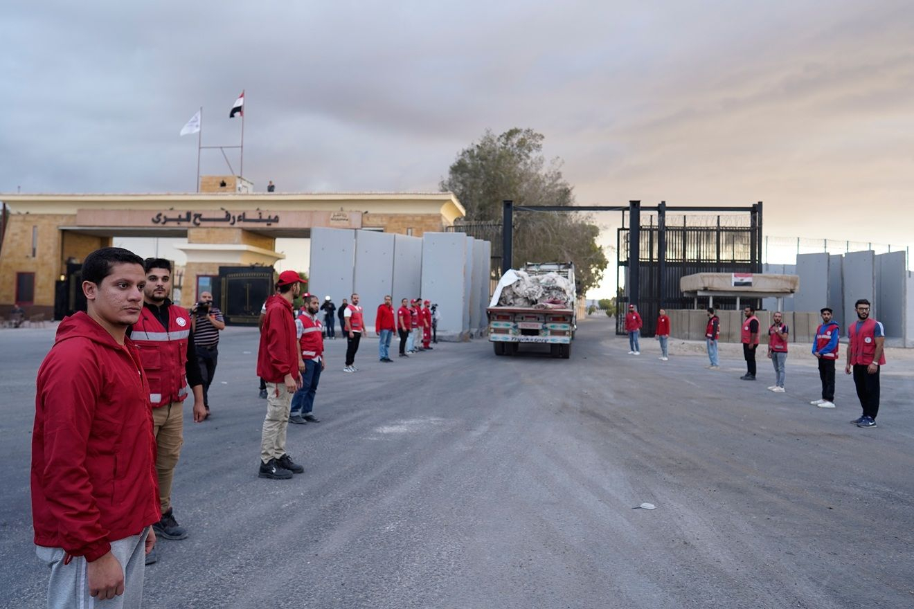 Τα μέλη του Ερυθρού Σταυρού στο πέρασμα της Ράφα