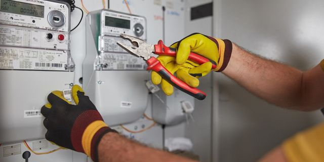 Σοβαρές ζημιές σε επιχειρήσεις και ηλεκτρολόγους από τα παλιά δίκτυα ρεύματος