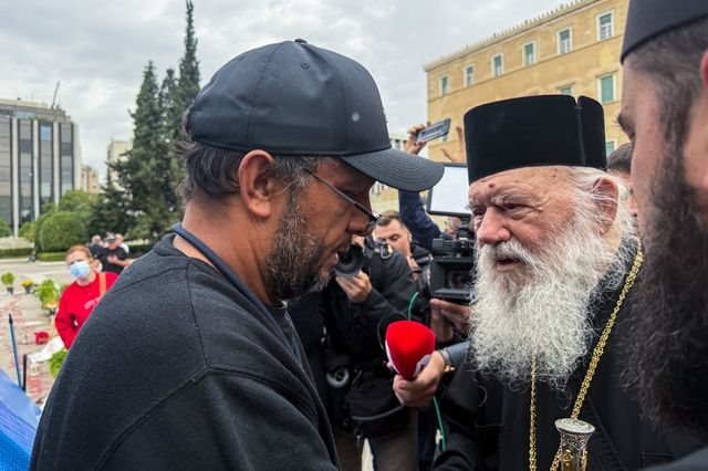 Στο πλευρό του Πάνου Ρούτσι ο Αρχιεπίσκοπος Ιερώνυμος – “Ήρθα να δω έναν άνθρωπο που υποφέρει”