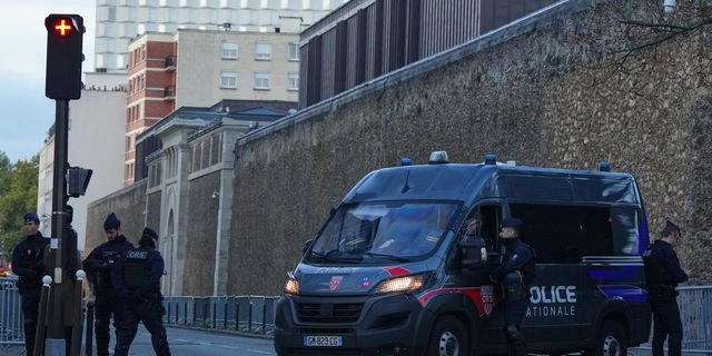 Αστυνομικές δυνάμεις έξω από τη φυλακή που θα μεταφερθεί ο Νικολά Σαρκοζί