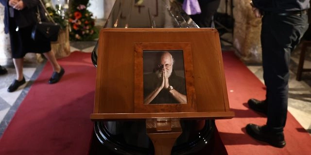 Ο συγκινητικός επικήδειος του Γιώργου Σκαμπαρδώνη για τον Σαββόπουλο: “Η μητέρα-πόλη σε χαιρετά”