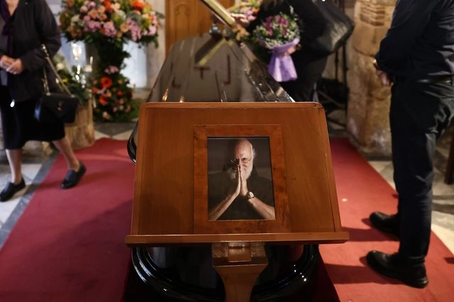 Ο συγκινητικός επικήδειος του Γιώργου Σκαμπαρδώνη για τον Σαββόπουλο: “Η μητέρα-πόλη σε χαιρετά”