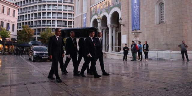 Διονύσης Σαββόπουλος: Η στιγμή που η σορός του φτάνει στη Μητρόπολη – Σε εξέλιξη το λαϊκό προσκύνημα