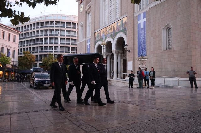 Διονύσης Σαββόπουλος: Η στιγμή που η σορός του φτάνει στη Μητρόπολη – Σε εξέλιξη το λαϊκό προσκύνημα