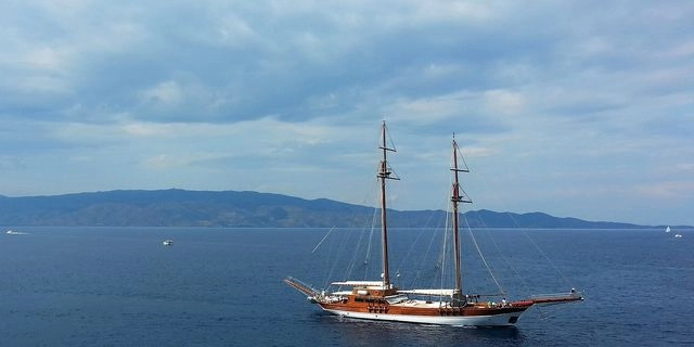 Θαλάσσια ρύπανση με πετρελαιοκηλίδες στον Πειραιά – Σε εξέλιξη η έρευνα για τα αίτια