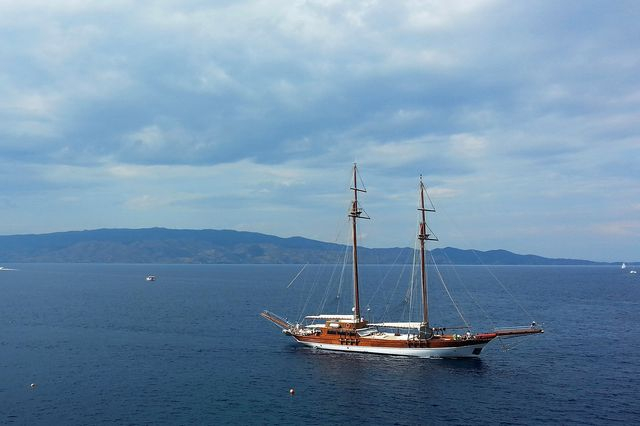 Θαλάσσια ρύπανση με πετρελαιοκηλίδες στον Πειραιά – Σε εξέλιξη η έρευνα για τα αίτια