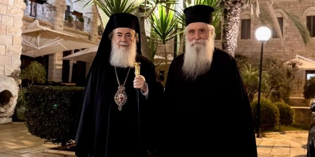 Ο Πατριάρχης Ιεροσολύμων Θεόφιλος Γ’ (αριστερά) και ο νέος ηγούμενος της Αγίας Αικατερίνης στο Σινά (δεξιά)
