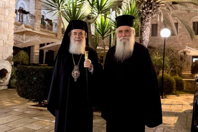 Ο Πατριάρχης Ιεροσολύμων Θεόφιλος Γ’ (αριστερά) και ο νέος ηγούμενος της Αγίας Αικατερίνης στο Σινά (δεξιά)